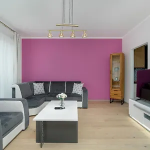 apt-dark-grey-and-pink-with-balcony-and-free-parking.poznan-hotels.com/